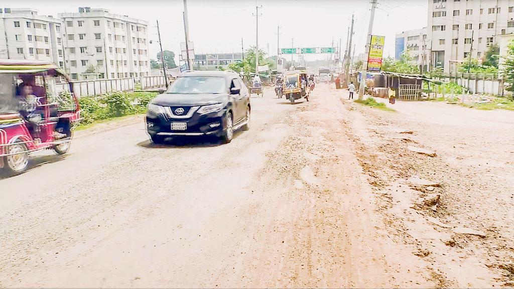 সাতক্ষীরা-খুলনা মহাসড়ক: শতকোটির সড়ক বেহাল, শাস্তি দাবি ঠিকাদারের