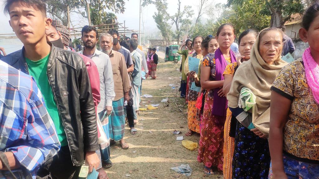 কাপ্তাইয়ে টিসিবির পণ্য কিনতে মানুষের লাইন 