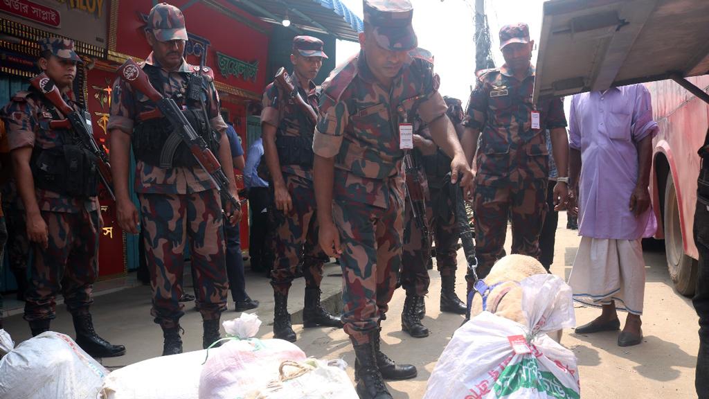 সীতাকুণ্ডে যাত্রীবাহী বাসে হেরোইন খুঁজে দিল রানী নামের কুকুর 