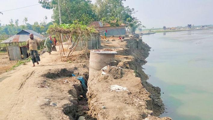 সুন্দরগঞ্জে তিস্তার ভাঙনে দিশেহারা মানুষ