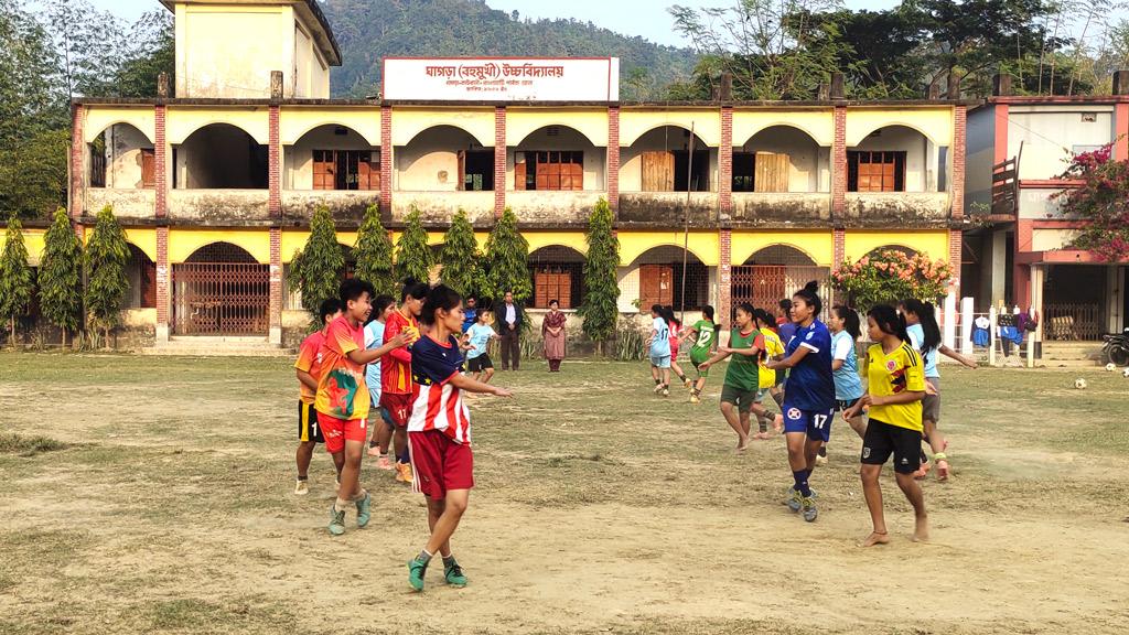 খুঁড়িয়ে চলছে মনিকাদের হোস্টেল