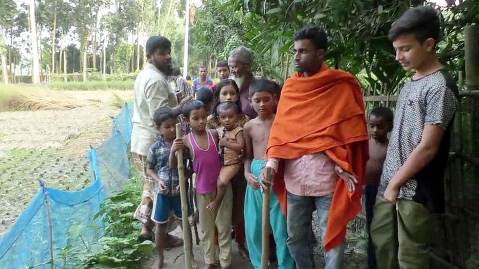 ‘শিয়ালের’ আক্রমণ লাঠি নিয়ে চলাচল