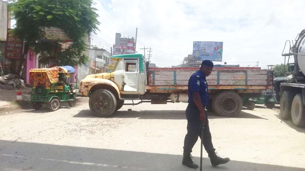 সড়ক আটকাতে আড়াআড়ি ২ ট্রাক, নষ্ট বলছে পুলিশ