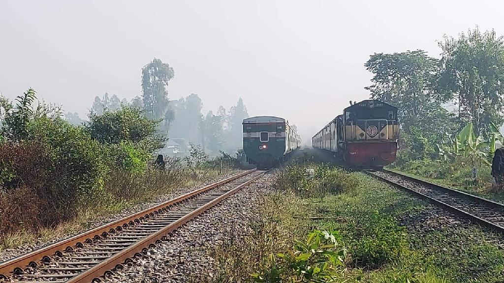 ট্রেনের ধাক্কায় যুবক নিহত, বাঁচাতে গিয়ে হার্ড ব্রেকে বিচ্ছিন্ন ‘হুইসপাইপ’