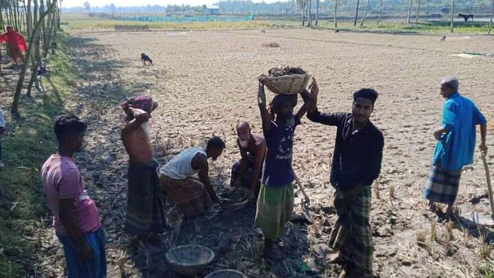 মোবাইল ব্যাংকিংয়ের মাধ্যমে সেই শ্রমিকদের মজুরি পরিশোধ শুরু