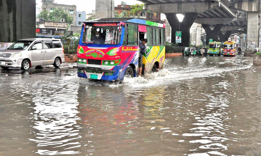 চট্টগ্রামে টানা ২ ঘন্টার বৃষ্টিপাতে জলাবদ্ধতা