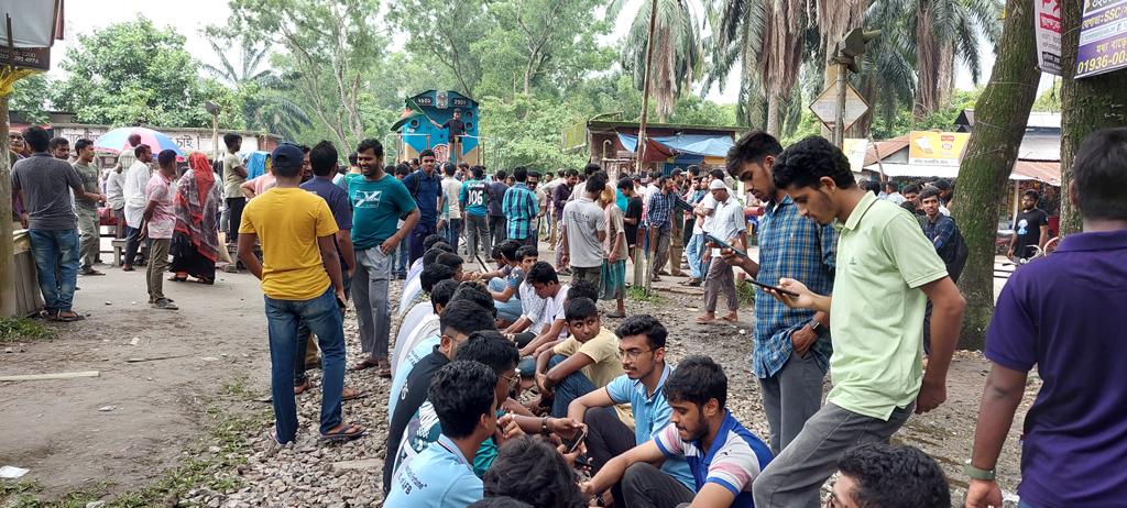 আবার রেলপথ অবরোধ বাকৃবি শিক্ষার্থীদের