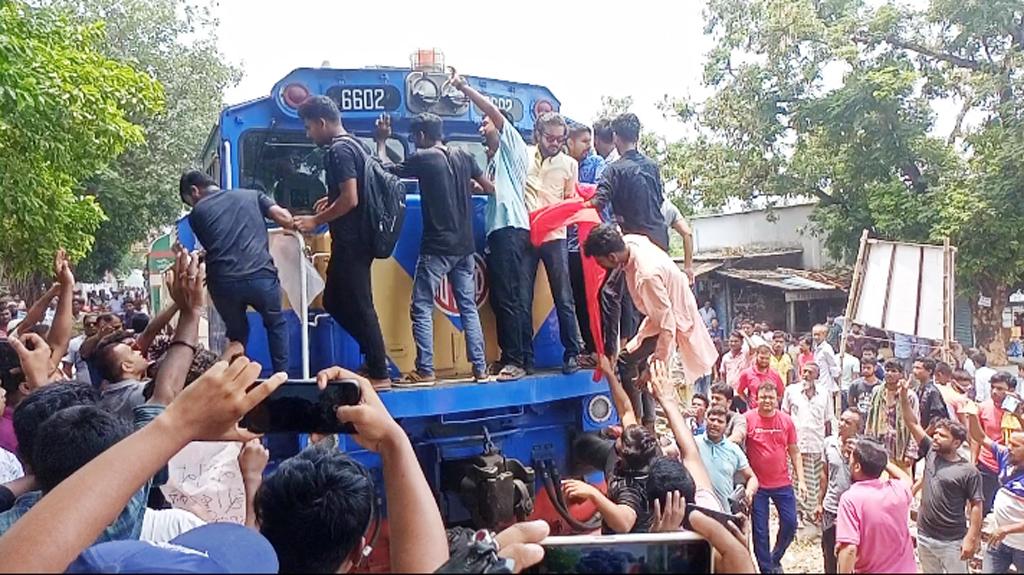 নাটোরে রেলস্টেশন ভাঙচুরের ঘটনায় ২০০ জনের বিরুদ্ধে মামলা