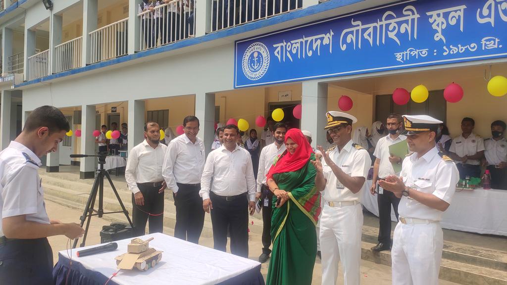 বিজ্ঞান ও প্রযুক্তি মেলায় খুদে বিজ্ঞানীদের উদ্ভাবনীতে মুগ্ধ অতিথিরা