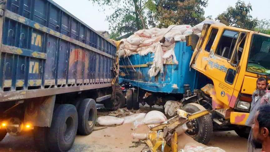 তারাগঞ্জে দুই ট্রাকের মুখোমুখি সংঘর্ষে ট্রাকচালক নিহত