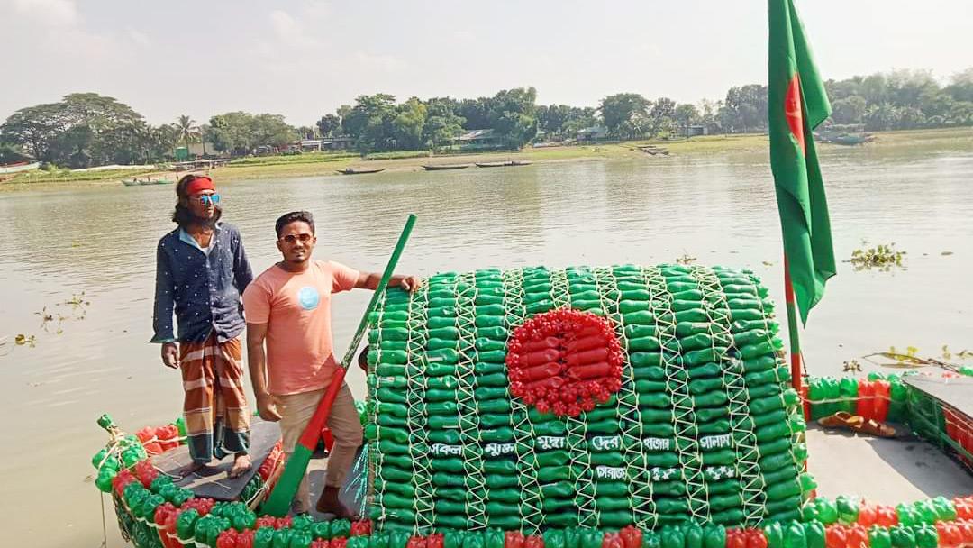 পরিবেশের চিন্তায় প্লাস্টিকের বোতল দিয়ে তিনি গড়লেন ‘ভালোবাসা’র নৌকা