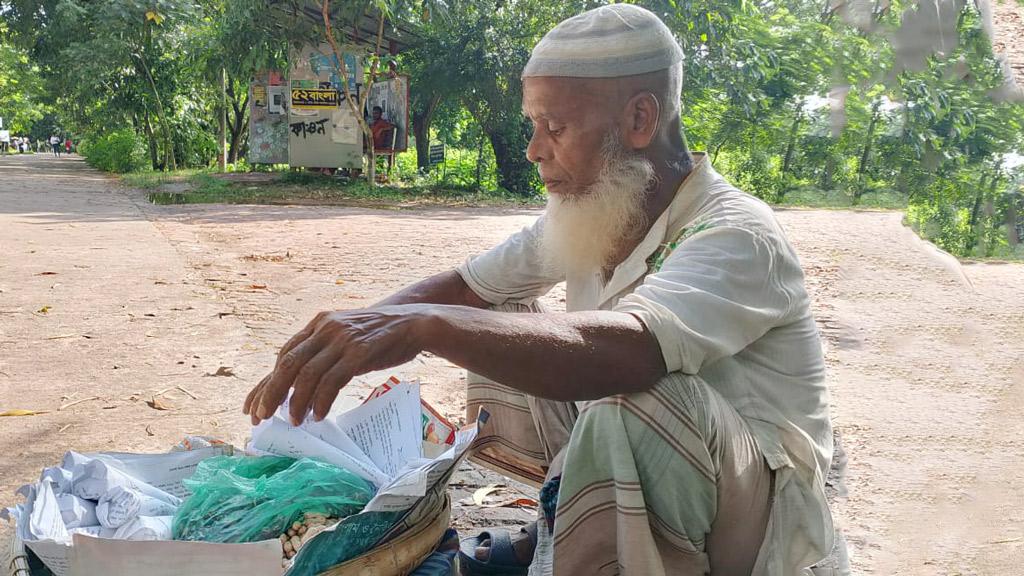 ‘ওমরা তো বোঝে না, বাদাম কয়টা বেচা না হইলে না খায়া থাকা লাগে’