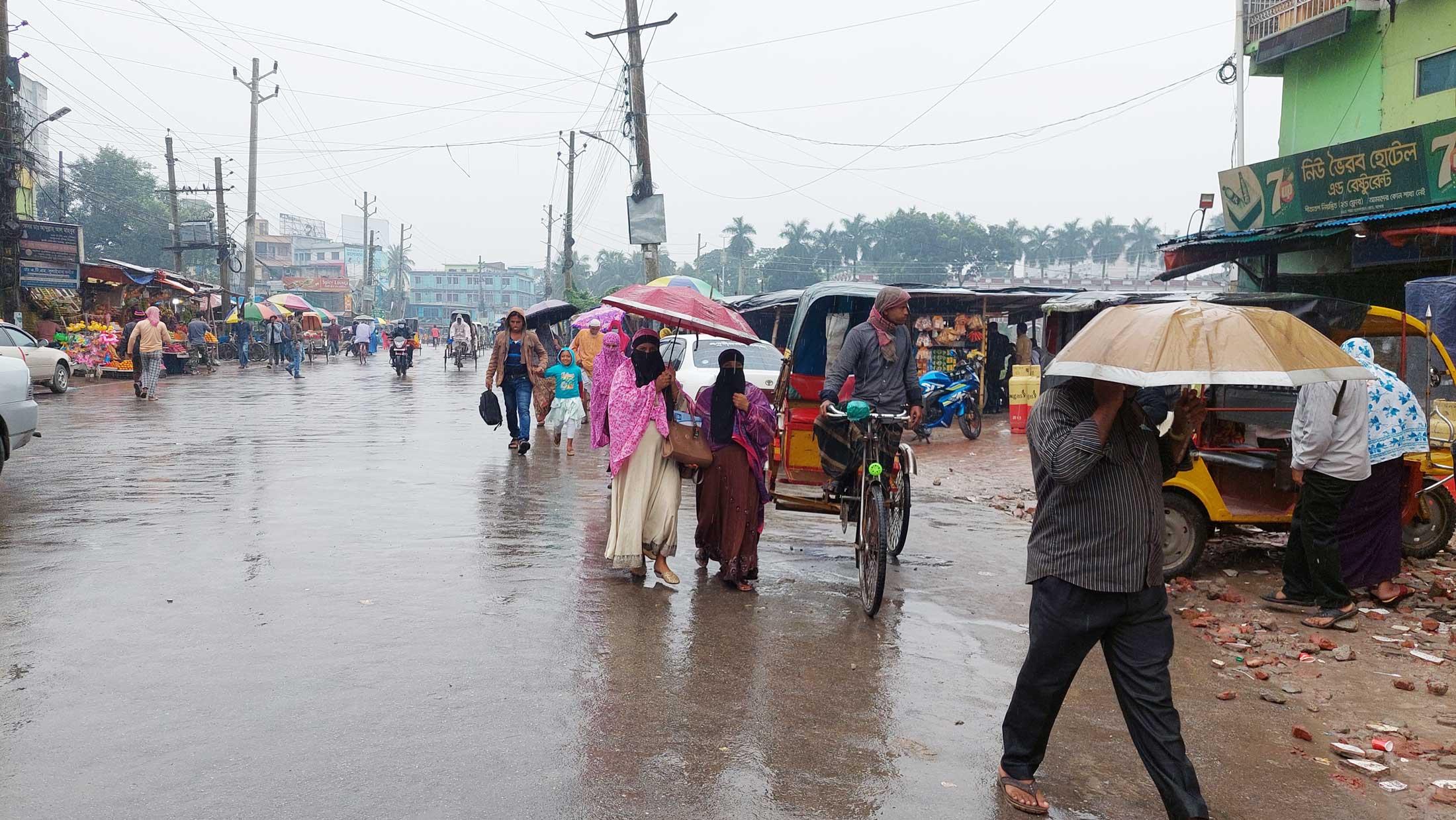 বৃষ্টিতে বিপর্যস্ত জনজীবন