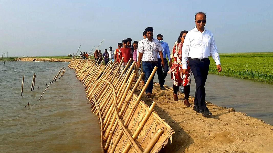 প্রশাসন ও স্থানীয়দের স্বেচ্ছাশ্রমে বাঁধ সংস্কার