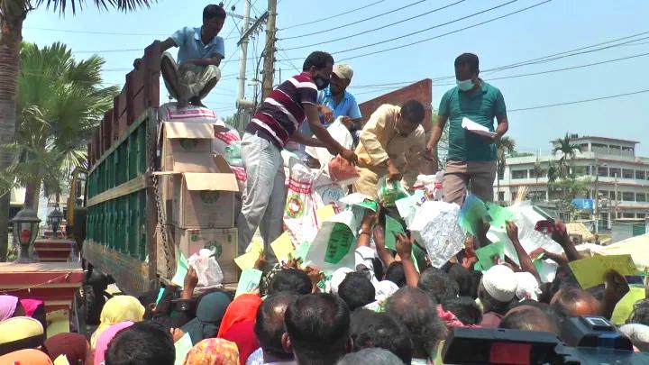 বকশীগঞ্জে খাদ্যবান্ধব কর্মসূচির চাল ওজনে কম দেওয়ার অভিযোগ, ডিলারশিপ বাতিল