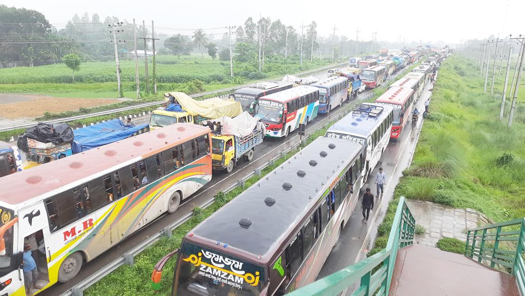 ঢাকা-টাঙ্গাইল-বঙ্গবন্ধু সেতু মহাসড়কে ৩৫ কিলোমিটার যানজট