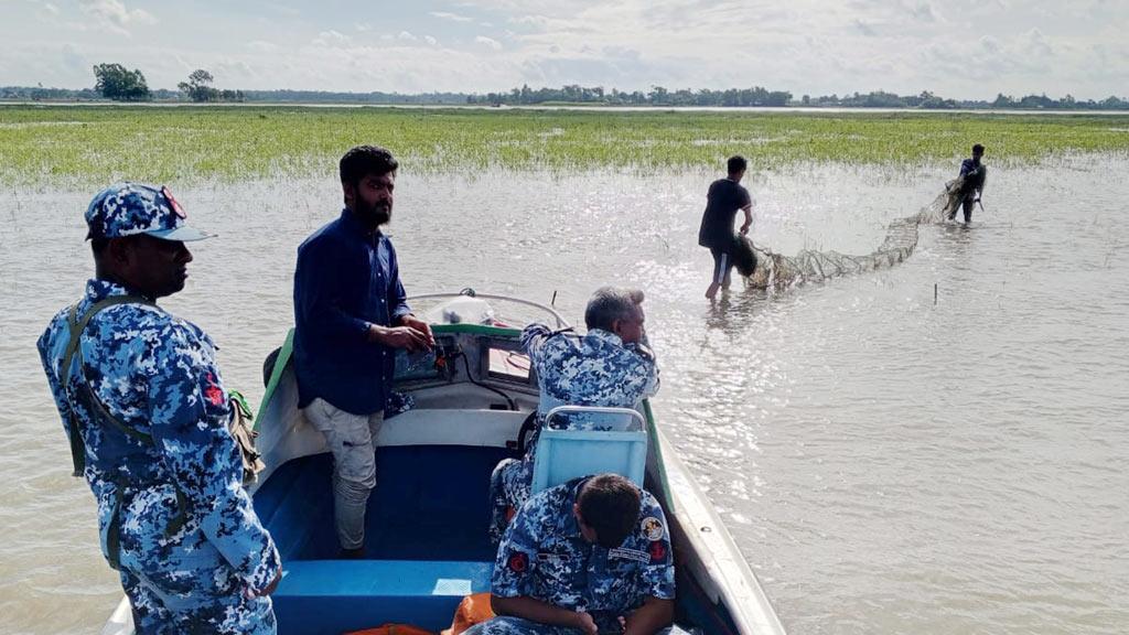 চায়না দুয়ারি জালের ফাঁদে কমছে দেশি মাছ