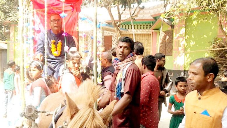 ঘোড়ার গাড়িতে চড়ে শিক্ষকের বিদায়