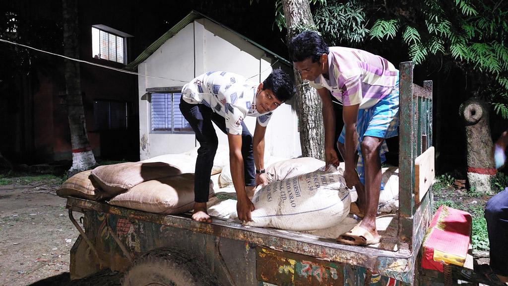 বালুর ঢিবির ভেতর মিলল ২৬০০ কেজি চিনি