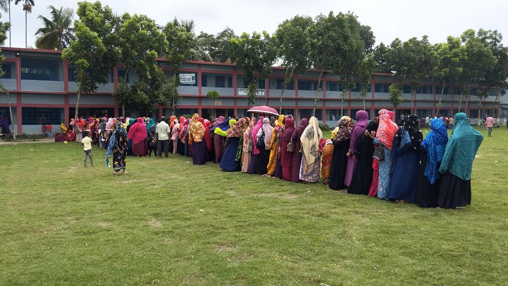 নারী ভোটারের উপস্থিতি বেশি, ভোট দিতে সময়ও লাগছে বেশি