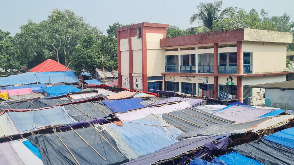 স্কুলের মাঠে ওরসের মেলা, শ্রেণিকক্ষে পুলিশ ক্যাম্প 