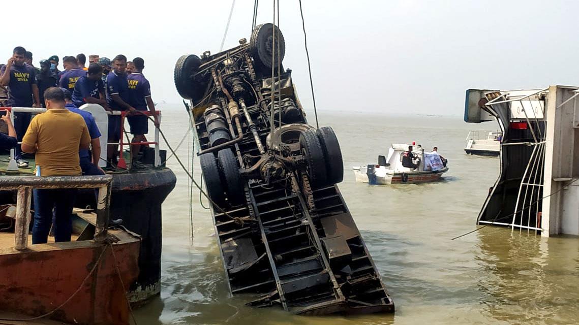 ডুবে যাওয়া ফেরি থেকে কাভার্ড ভ্যান উদ্ধার