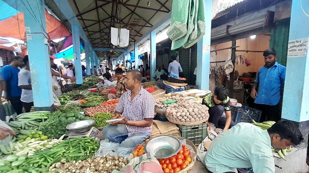 জ্বালানি তেলের দামের উত্তাপ নিত্যপণ্যে, বিপাকে মানুষ