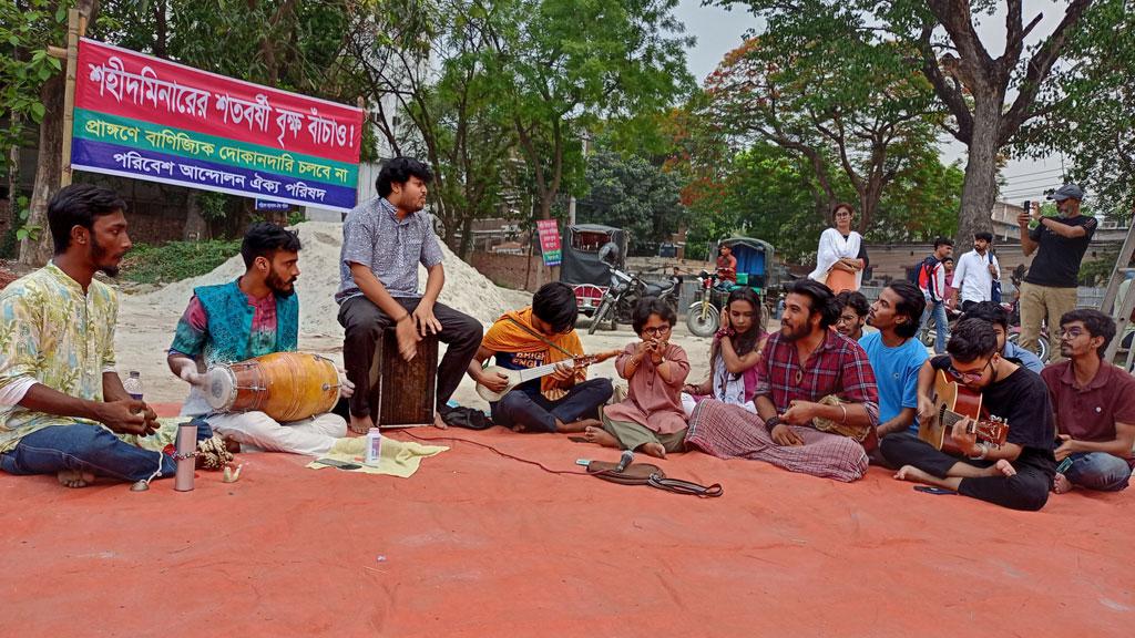 রাজশাহীতে শতবর্ষী গাছ কেটে শহীদ মিনার নির্মাণের উদ্যোগ, পরিবেশবাদীদের প্রতিবাদ