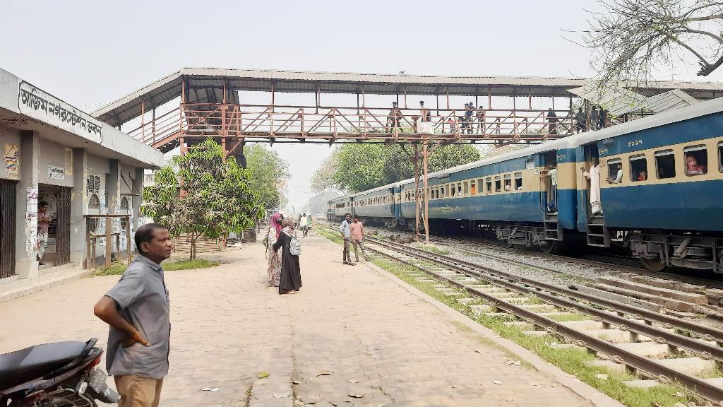 লালপুরে আবারও আজিমনগর স্টেশনের কার্যক্রম চালু