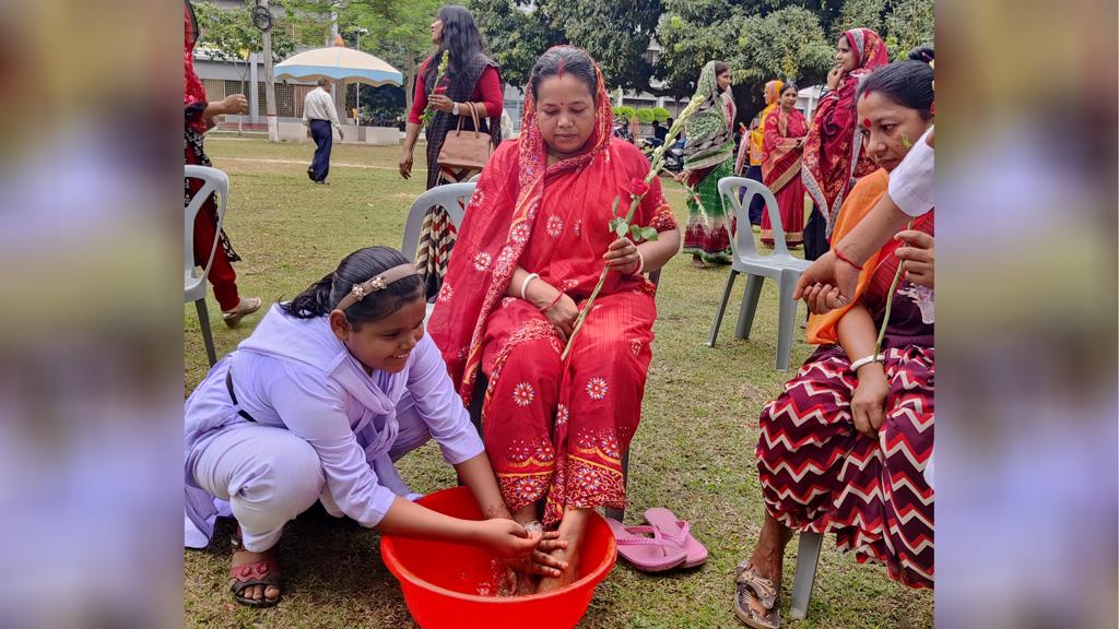 মায়ের পা ধুয়ে সম্মান জানাল শিক্ষার্থীরা