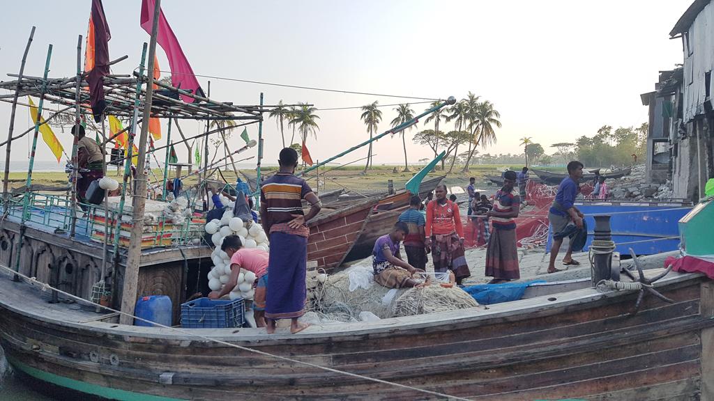 নদীতে ইলিশের আকাল, জেলের মুখ মলিন