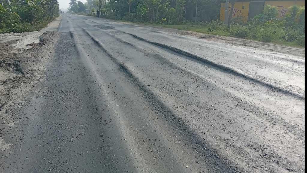 ঝিনাইদহ-যশোর মহাসড়কের এক কিলোমিটারজুড়ে ঢিপি, ঘটছে দুর্ঘটনা