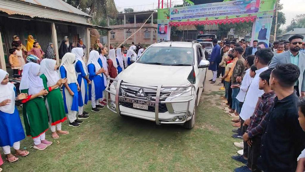 ক্লাস বন্ধ রেখে আ.লীগের সমাবেশ, শিক্ষার্থীদের দাঁড় করিয়ে মন্ত্রীকে সংবর্ধনা