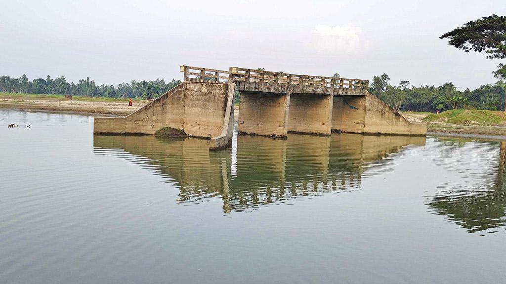 অকেজো দুই সেতু, লাখো মানুষের ভোগান্তি