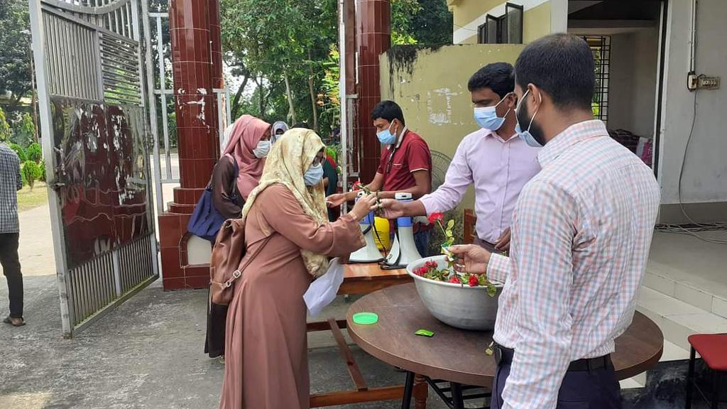 ইবির হলে হলে বরণ শিক্ষার্থীদের