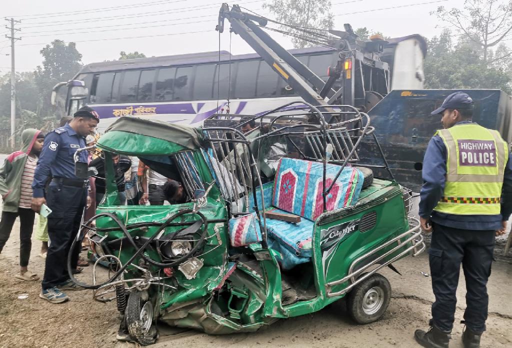 রায়পুরায় পিকআপ ভ্যান ও অটোরিকশার মুখোমুখি সংঘর্ষ, নিহত ১ 