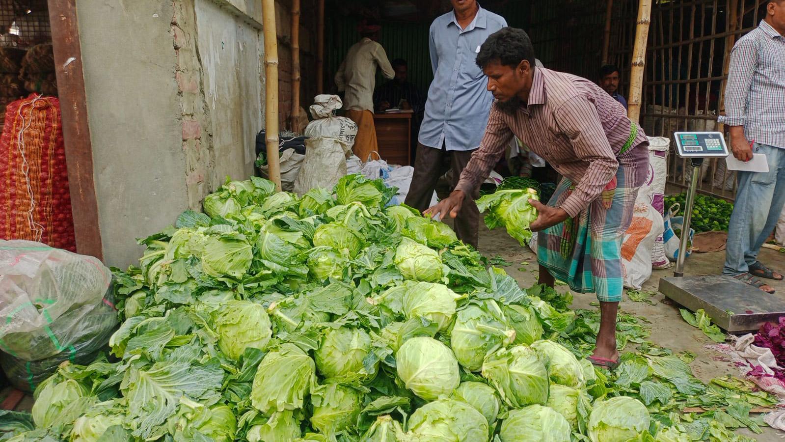 বাজারে শীতের সবজি প্রচুর, তবু দাম চড়া