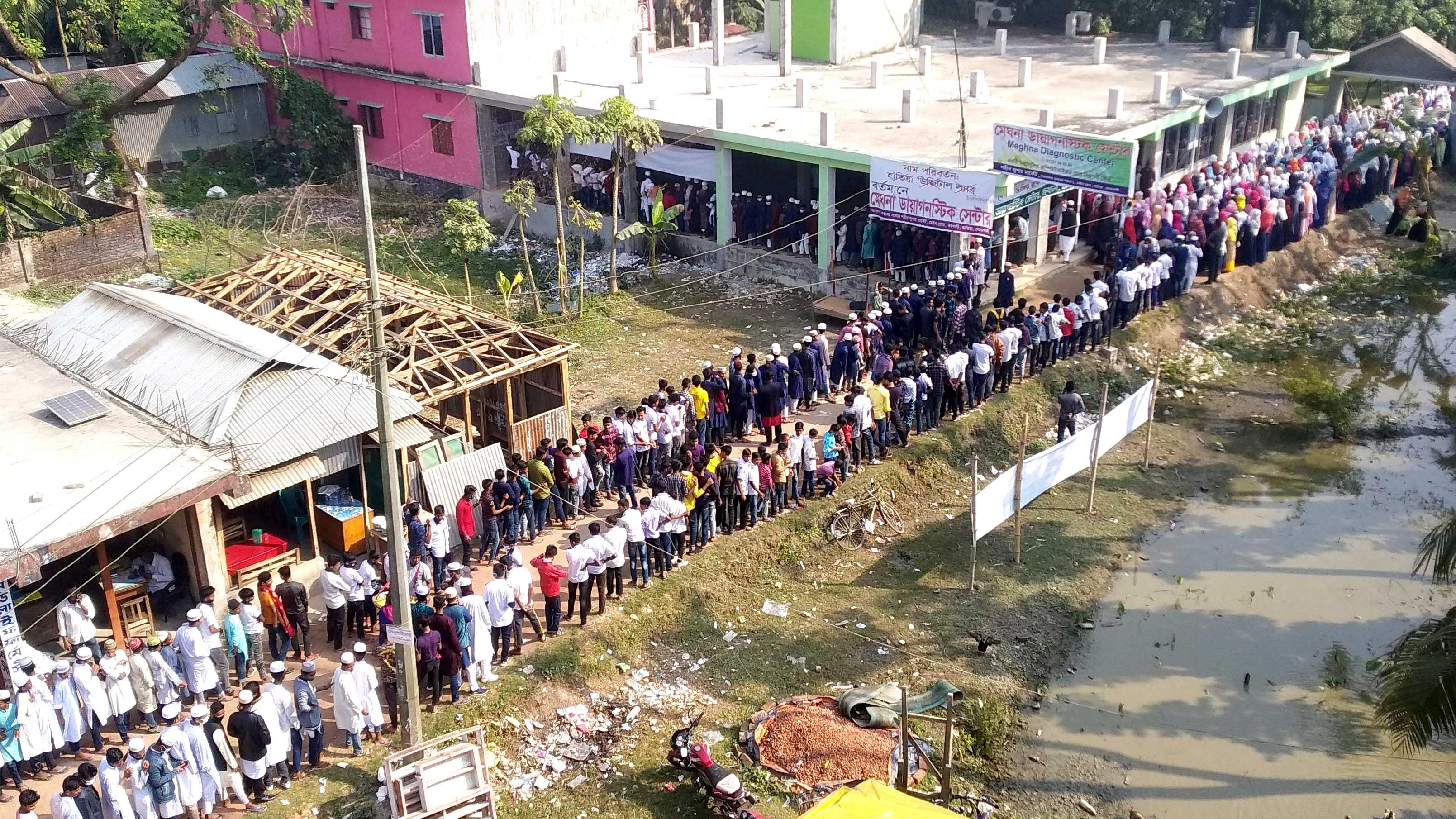 হাতিয়ায় টিকাকেন্দ্রে শিক্ষার্থীদের উপচে পড়া ভিড়, কারও মুখে নেই মাস্ক 