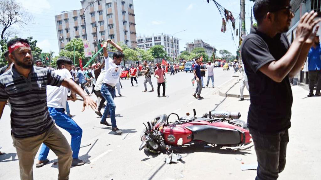 বাঙলা কলেজে ছাত্রদল-ছাত্রলীগ সংঘর্ষ, মোটরসাইকেলে আগুন