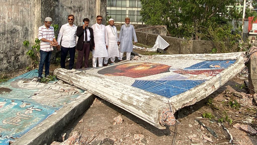 রাতের আঁধারে ভাঙা হলো জিয়াউর রহমানের ম্যুরাল, অভিযোগ শামীম ওসমানের বিরুদ্ধে