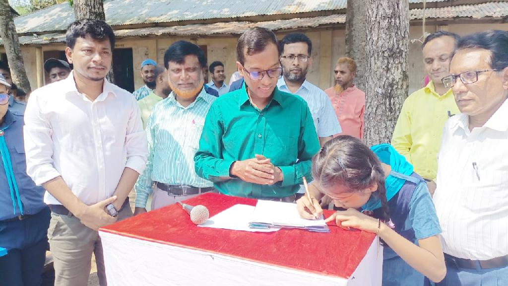 ইন্টারনেট ব্যবহারে সতর্ক থাকার শপথ নিল শিক্ষার্থীরা