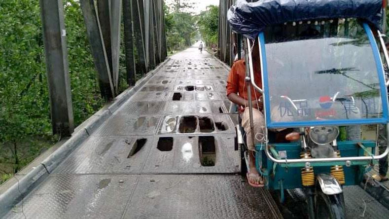 মঠবাড়িয়ায় ১৮টি বেইলি সেতু ঝুঁকিপূর্ণ