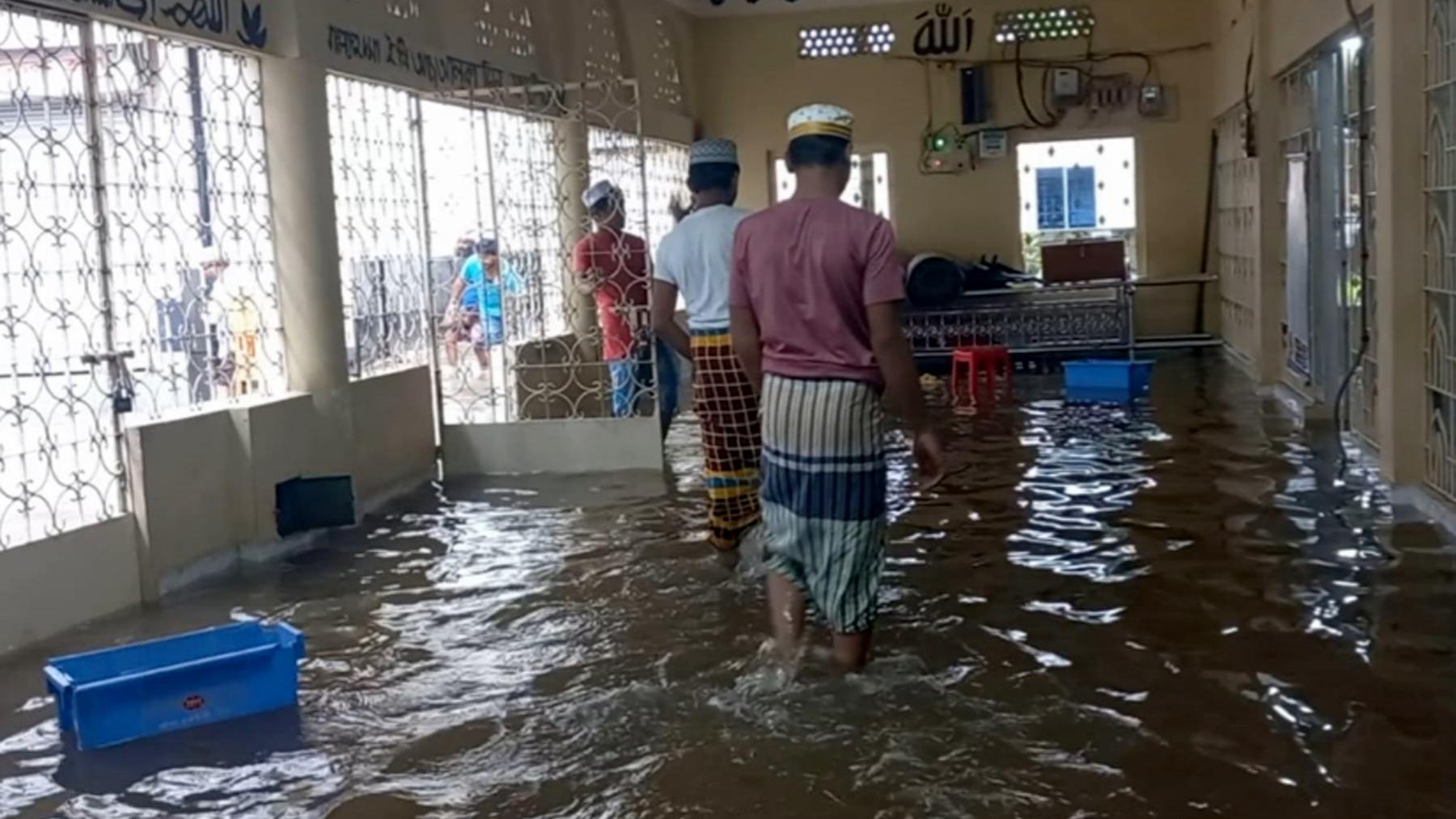 টানা বৃষ্টিতে চাঁদপুরে মসজিদ-বাসাবাড়িতে পানি, ভোগান্তিতে মানুষ 