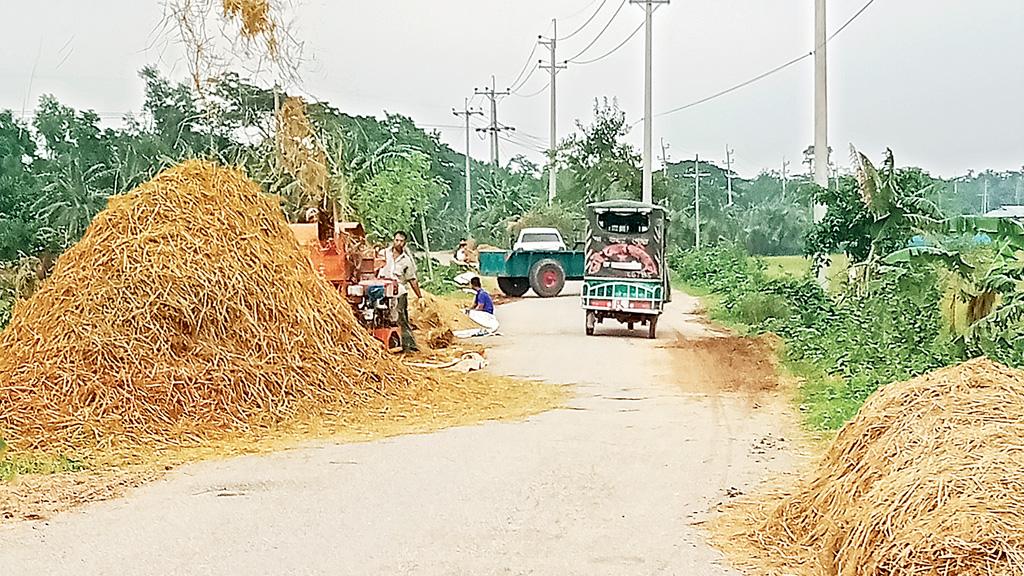 সড়ক যেন ধান মাড়াইয়ের খলা