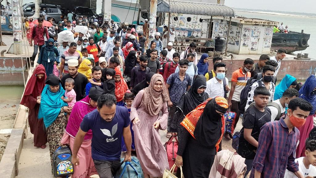 স্বস্তির ঈদযাত্রায় গলার কাঁটা বাড়তি গাড়িভাড়া