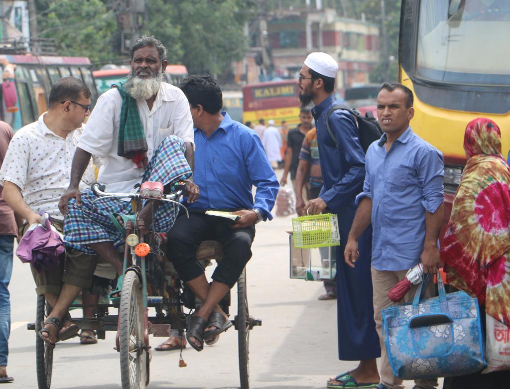 ঘোষণা ছাড়াই বাস বন্ধ, ভোগান্তিতে যাত্রীরা