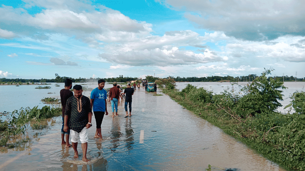 মৌলভীবাজারে কমতে শুরু করেছে নদ-নদীর পানি, দুর্ভোগে ৩ লাখ মানুষ