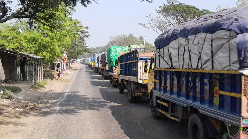 দৌলতদিয়া ঘাটে যানবাহনের দীর্ঘ সারি, দুই দিনেও পার হচ্ছে না গাড়ি