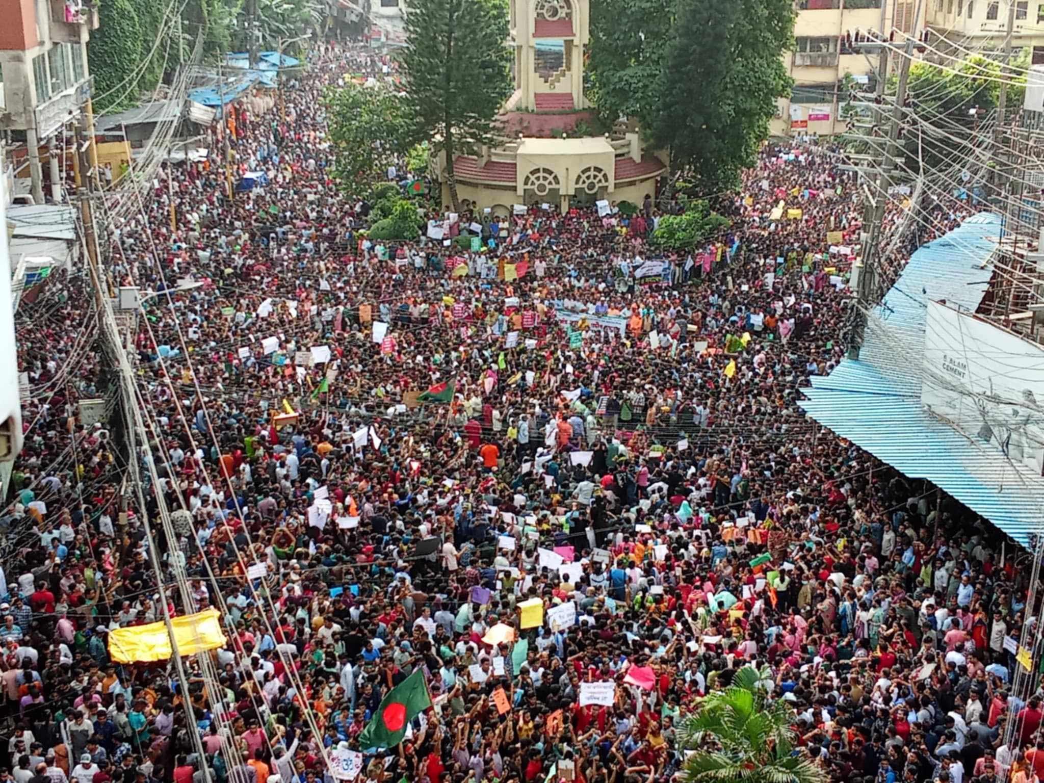 সনাতন ধর্মাবলম্বীদের বাড়িঘরে হামলার অভিযোগে চট্টগ্রামে বিক্ষোভ