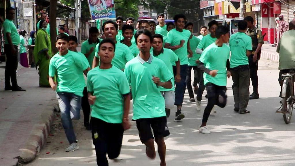 নওগাঁয় কিশোর-কিশোরীদের ম্যারাথন দৌড় প্রতিযোগিতা